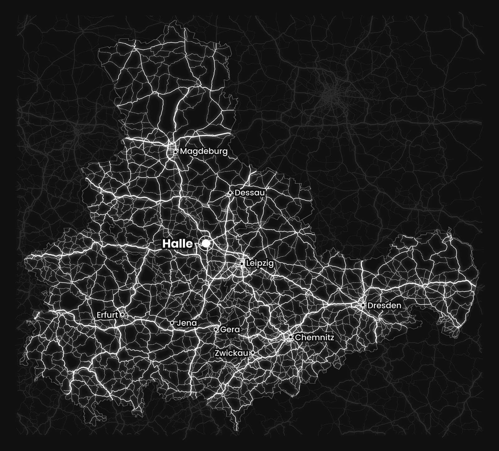 Die Hauptstraßen von Sachsen, Sachsen-Anhalt und Thüringen als helle Linien auf Schwarz, mit den Landesgrenzen und den großen Städten, Halle hervorgehoben